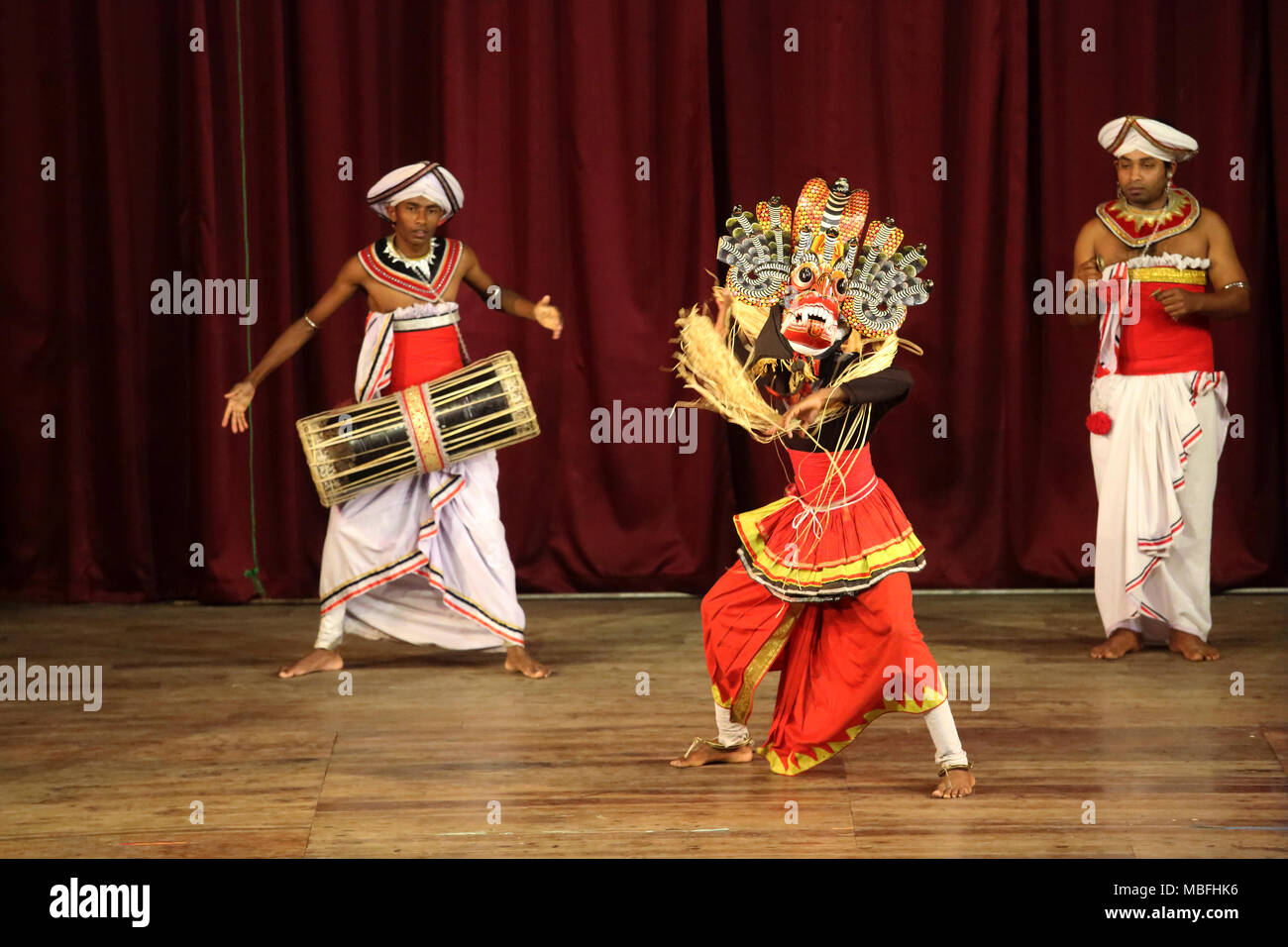 Sangaraja Mawatha Kandy Kandy Sri Lanka Province centrale Centre Culturel d'Gurulu Danseuse Kandyan Naga danse des masques Banque D'Images