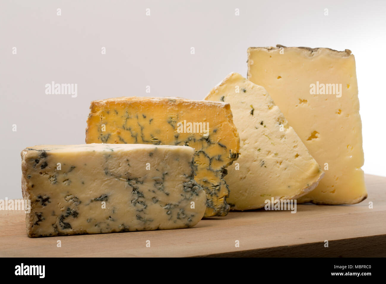 Une sélection de fromages achetés dans un supermarché au Royaume-Uni. De gauche à droite : Dorset Blue Vinney, bleu, de marque Cropwell Bishop Alpes Sharpham ciboulette rustique un Banque D'Images