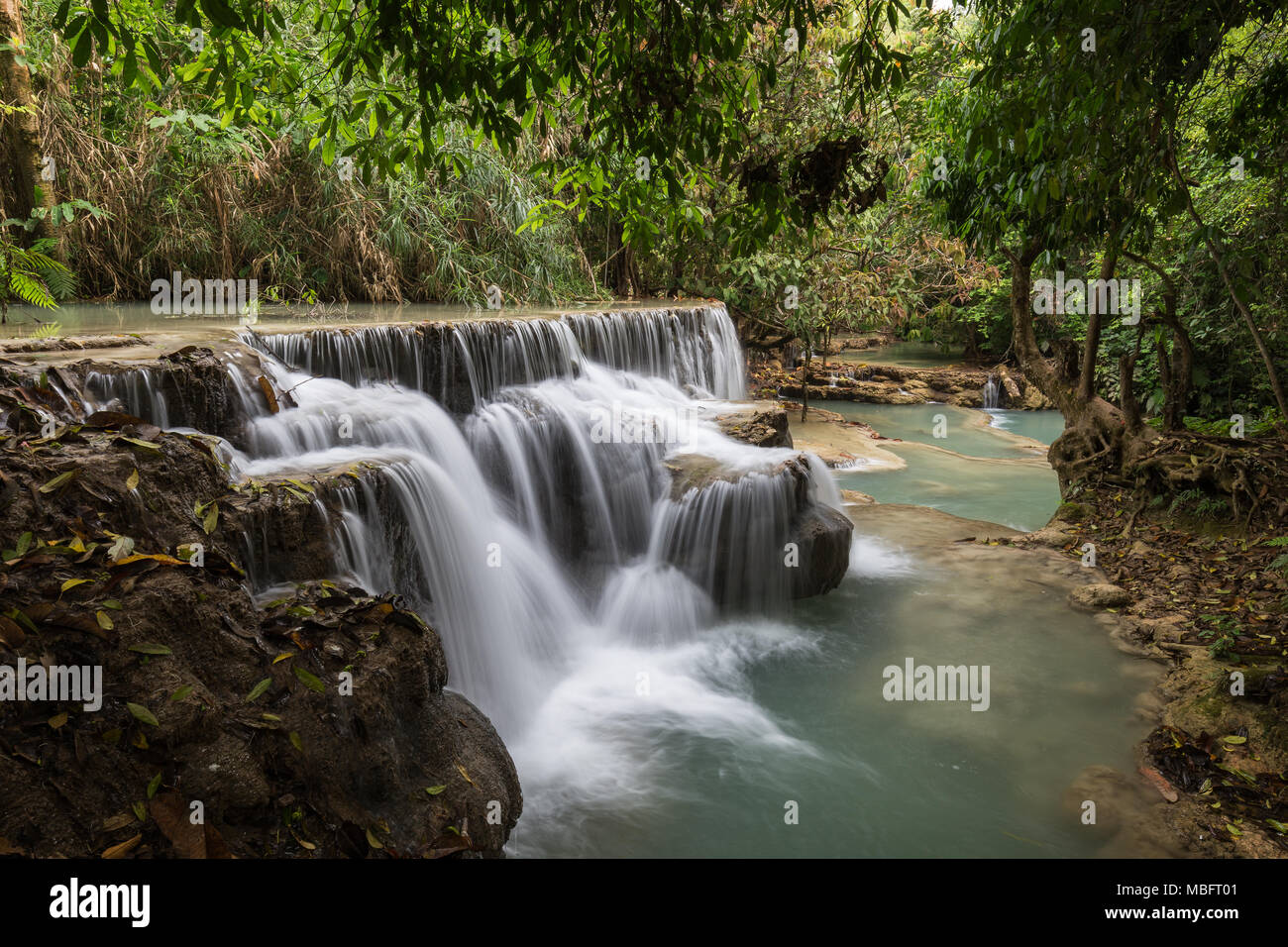 Belle vue sur une petite cascade à l'Tat Cascades de Kuang Si près de Luang Prabang au Laos. Banque D'Images