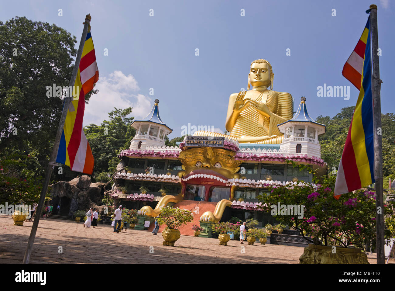 Vue horizontale de l'entrée au Temple d'or de Dambulla, Sri Lanka. Banque D'Images