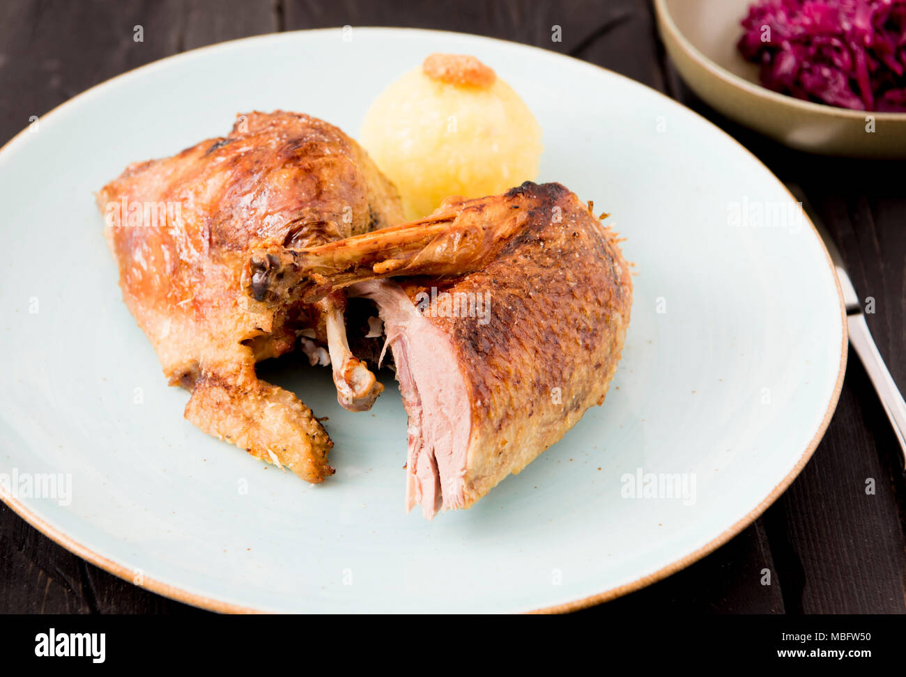 Bavarois grillé croustillant de canard avec du chou rouge et des raviolis servis dans un restaurant allemand et de l'Oktoberfest. Banque D'Images