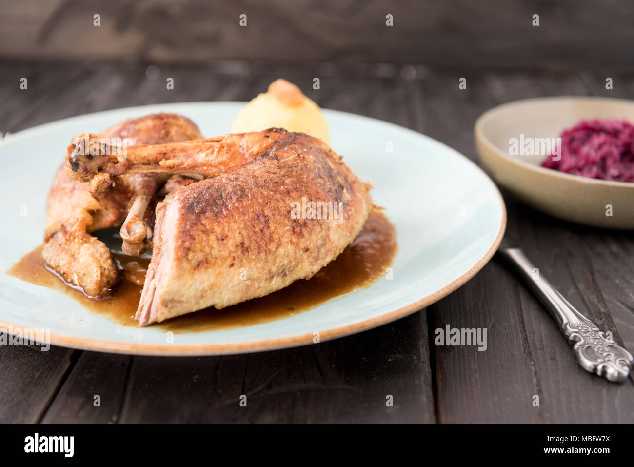 Bavarois grillé croustillant de canard avec du chou rouge et des raviolis servis dans un restaurant allemand et de l'Oktoberfest. Banque D'Images