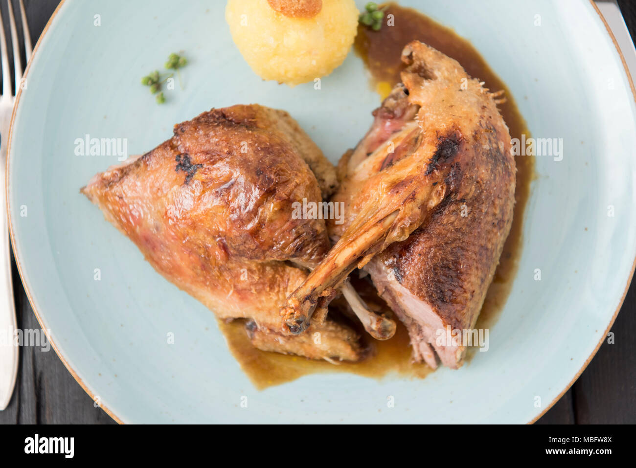 Bavarois grillé croustillant de canard avec du chou rouge et des raviolis servis dans un restaurant allemand et de l'Oktoberfest. Banque D'Images