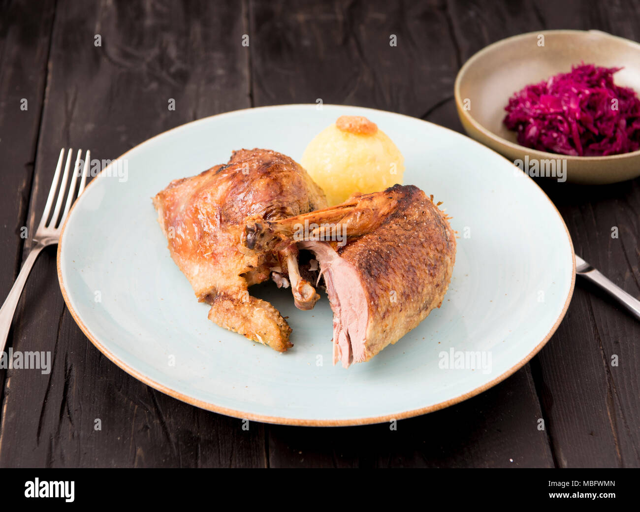 Bavarois grillé croustillant de canard avec du chou rouge et des raviolis servis dans un restaurant allemand et de l'Oktoberfest. Banque D'Images