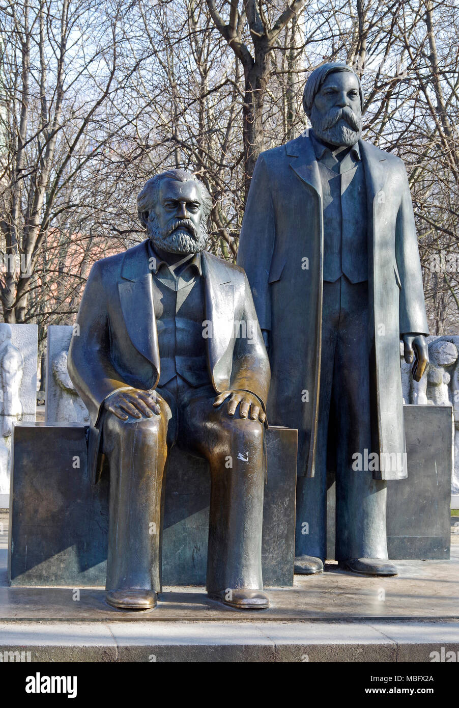Statue commémorant Karl Marx et Friedrich Engels, les auteurs du Manifeste du Parti communiste, comme deux vieux messieurs, populairement connu comme les retraités Banque D'Images