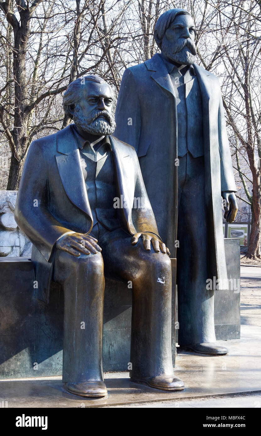 Statue commémorant Karl Marx et Friedrich Engels, les auteurs du Manifeste du Parti communiste, comme deux vieux messieurs, populairement connu comme les retraités Banque D'Images