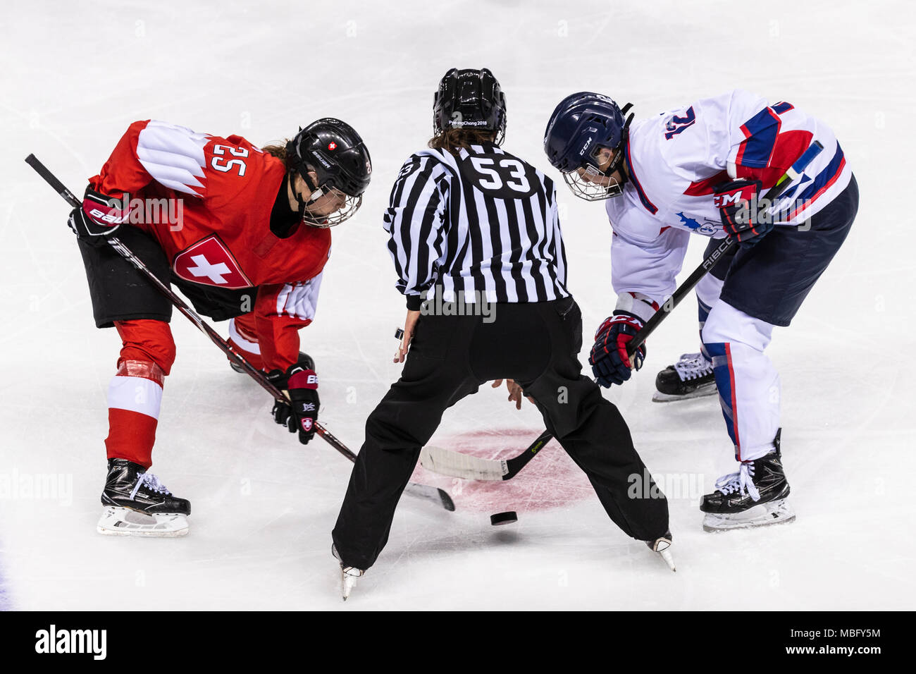 Face à face entre l'AlinaMuller (SUI) # 25 et Heewon Kim (KOR) # 12 au cours de la Corée (combinded) contre la Suisse la compétition féminine de hockey sur glace aux Jeux Olympiques Banque D'Images