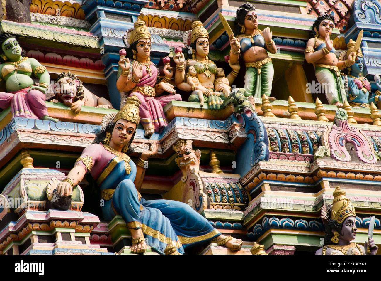 De près de l'horizontal de nombreuses statues sur le toit de Temple Sri Muthumariamman à Matale, Sri Lanka. Banque D'Images