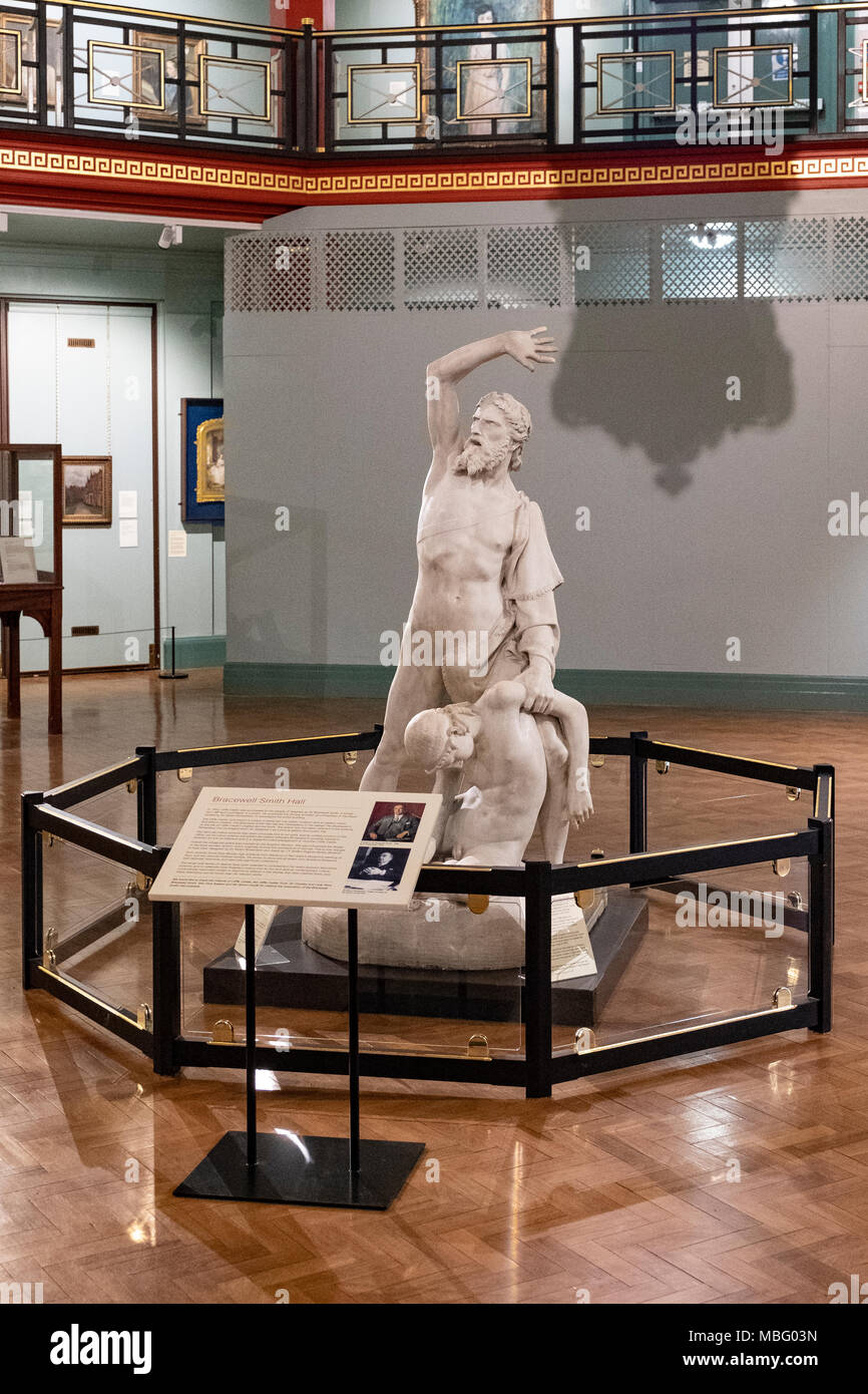 L'art et de sculpture à l'intérieur du Musée Cliffe, Keighley, Bradford, Yorkshire, Royaume-Uni. Banque D'Images