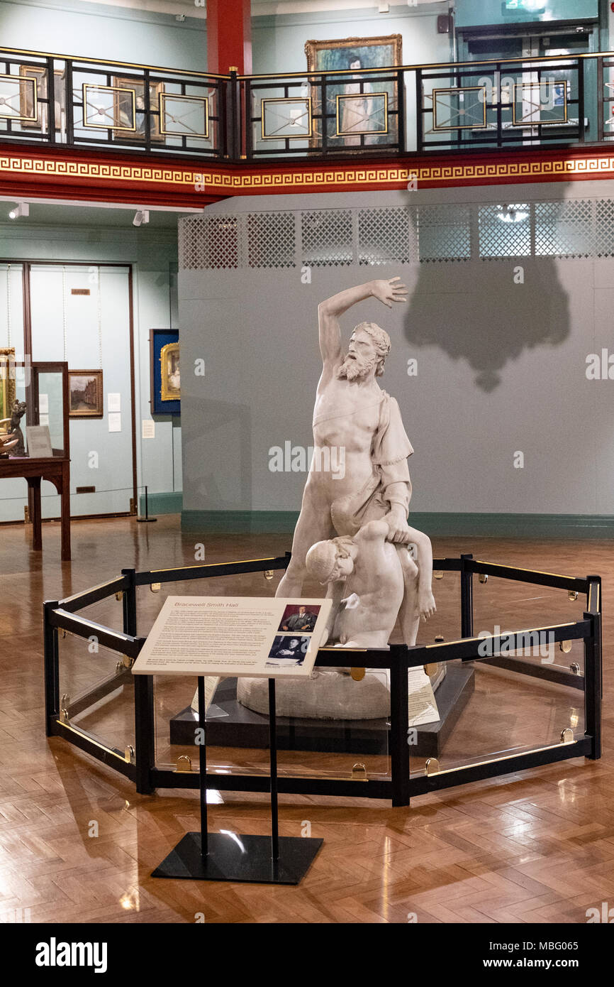 L'art et de sculpture à l'intérieur du Musée Cliffe, Keighley, Bradford, Yorkshire, Royaume-Uni. Banque D'Images