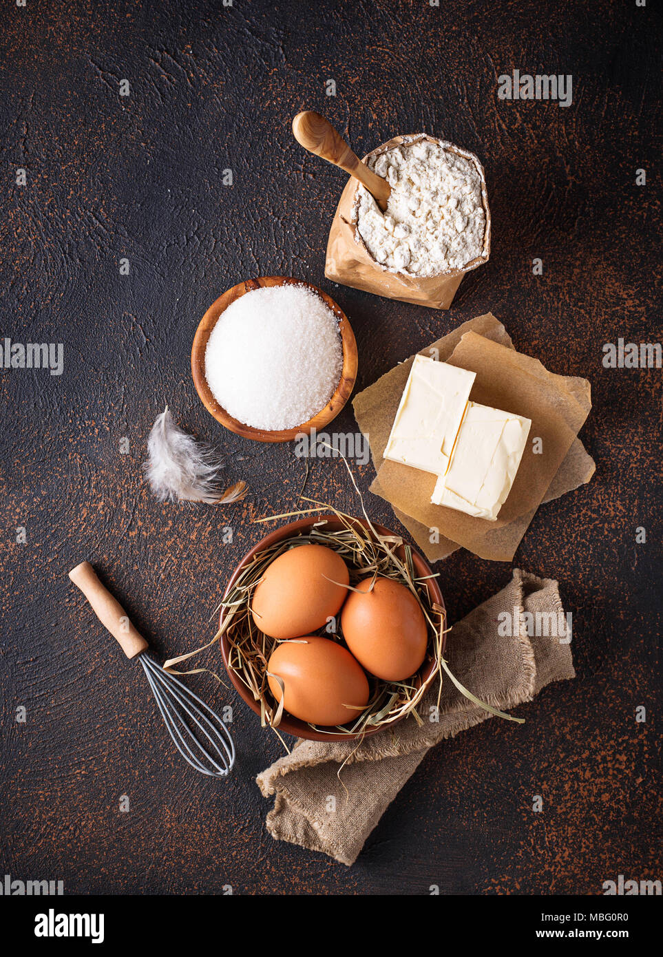 Ingrédients pour la cuisson. Beurre, oeufs, sucre et farine Banque D'Images