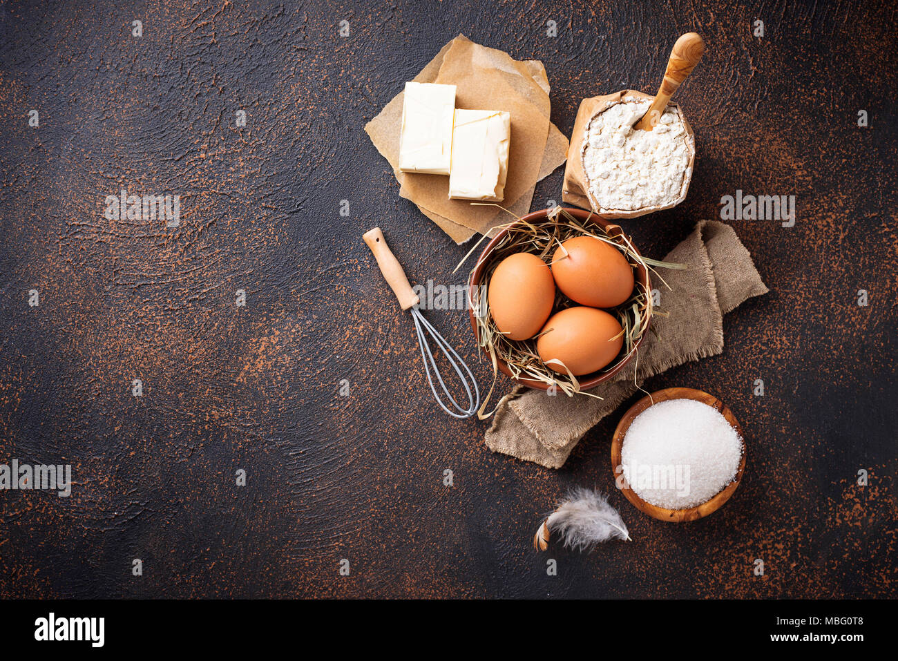 Ingrédients pour la cuisson. Beurre, oeufs, sucre et farine Banque D'Images