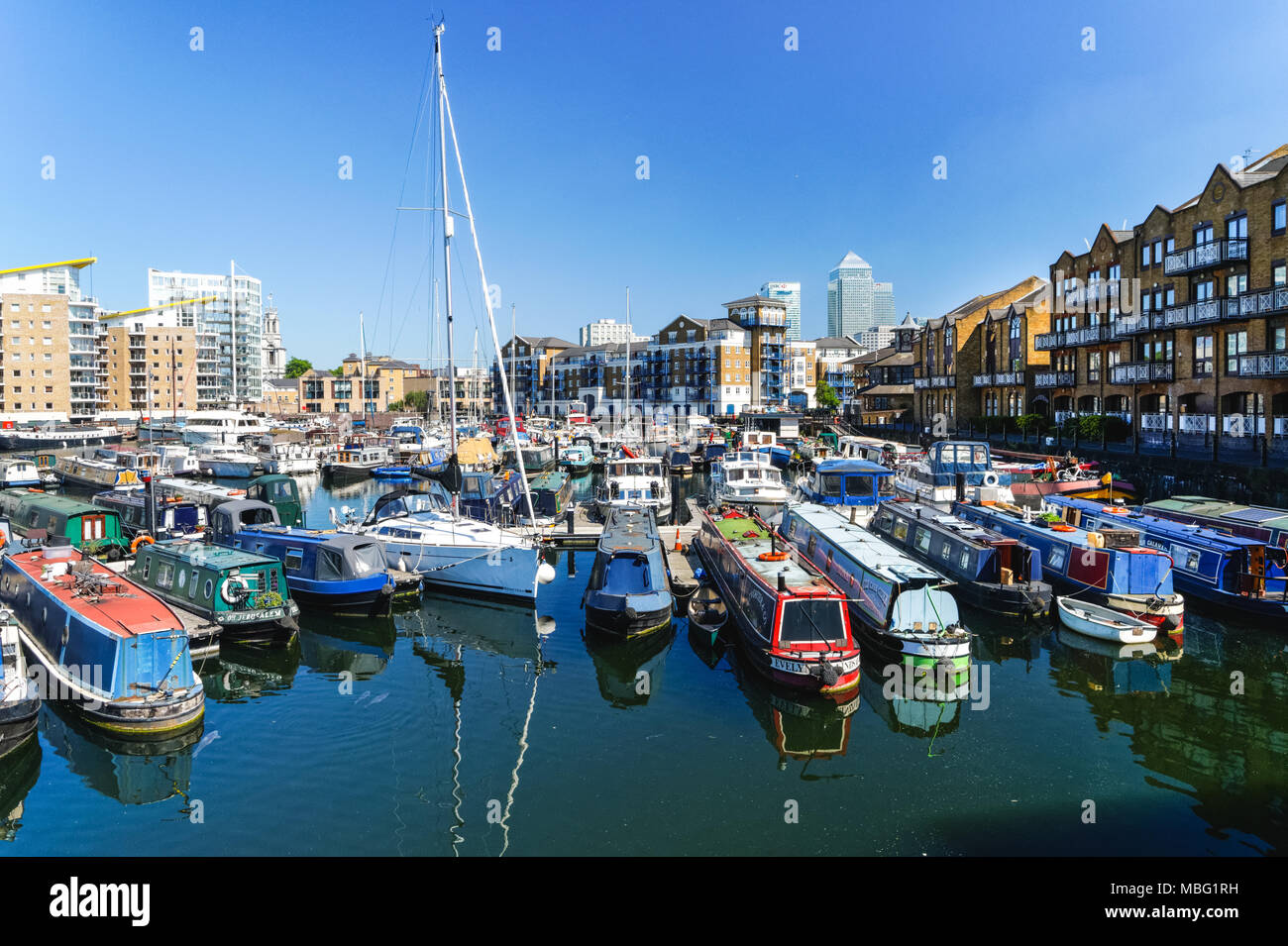 Péniche dans le bassin de Limehouse à Londres, Angleterre Royaume-Uni Banque D'Images