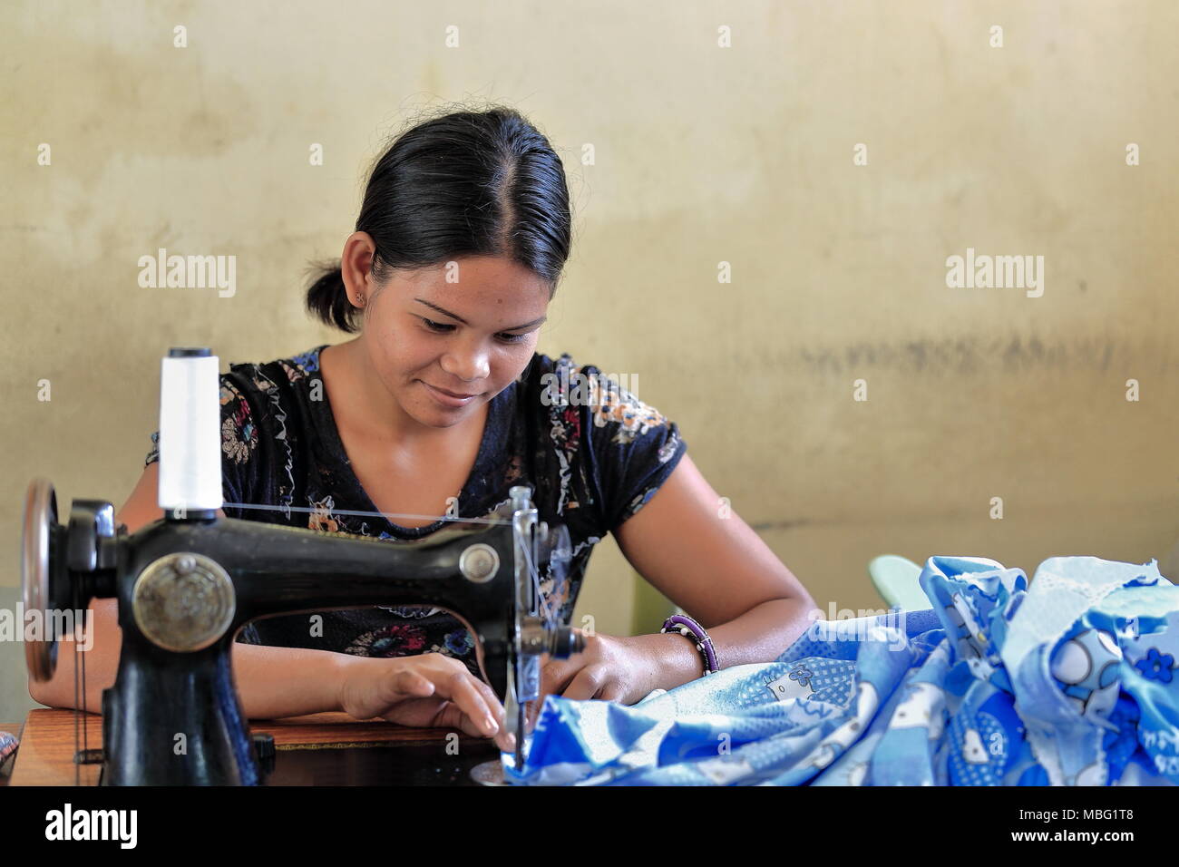 Sipalay Philippines-October 13, 2016 : Filipino couturières et tailleurs ont encore en usage quelques vieux modèles vintage de machines à coudre. Ici dans la Cit Banque D'Images