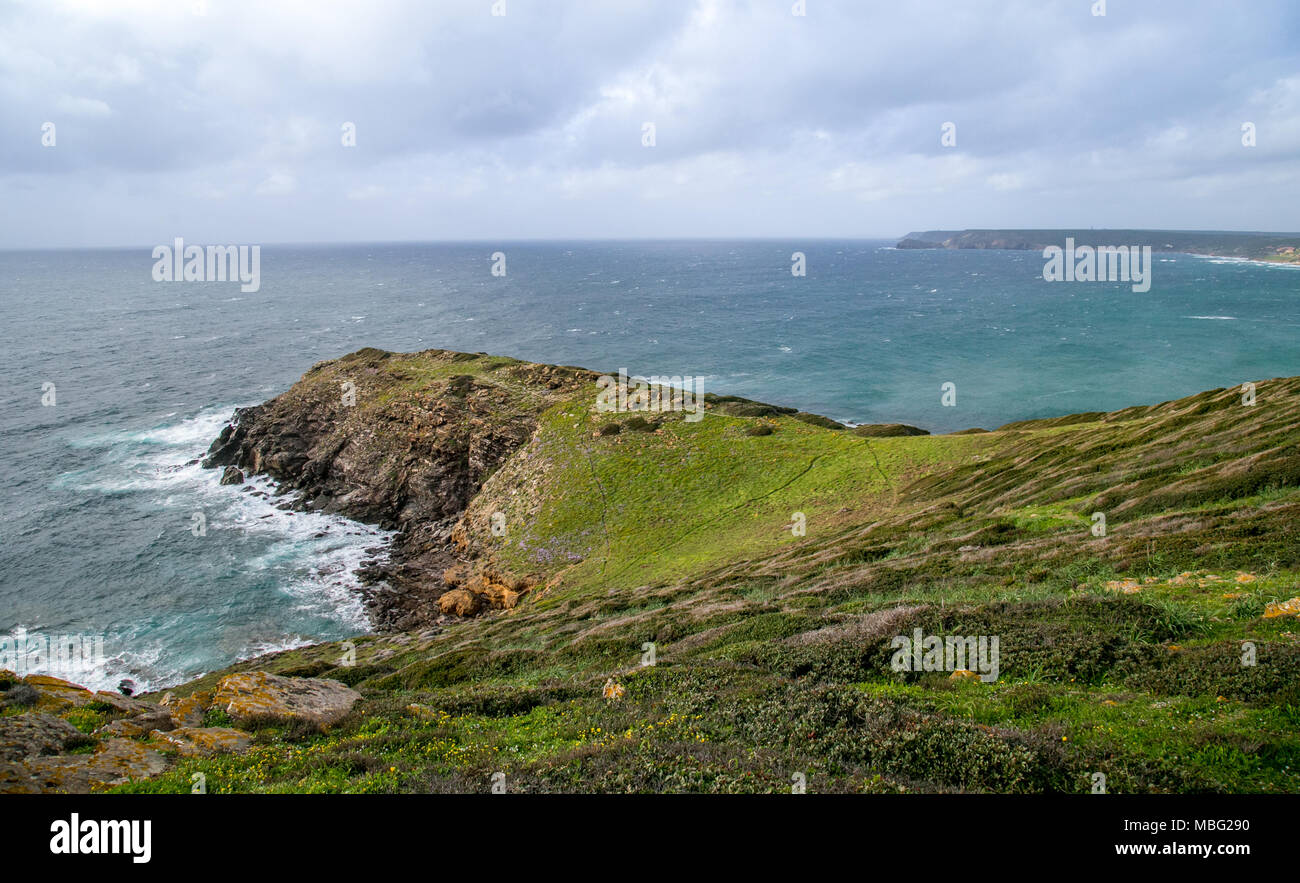 Falaise vert saute dans la mer à Torre dei Corsari - Arbus, Sardaigne Banque D'Images