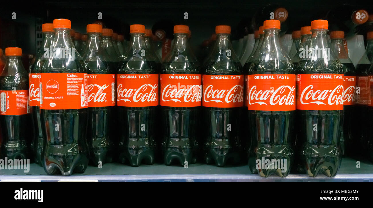 Rédaction d'illustration d'un affichage des bouteilles en plastique de la célèbre marque américaine de sodas Coca-Cola dans un supermarché français. Banque D'Images