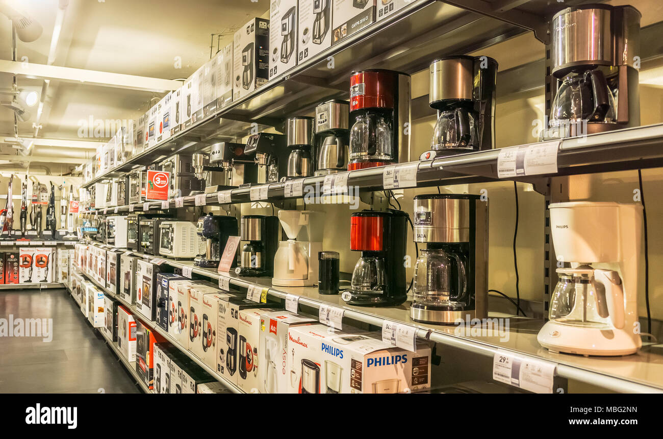 Affichage des appareils de cuisine tels que les machines à café ou un micro-ondes dans un magasin de matériel électrique français. Banque D'Images