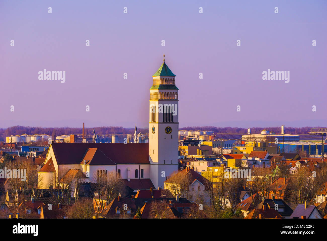 Belle soirée sur le fleuve Johannes Nepomuk église catholique construite au début du xxe siècle à Kehl, Allemagne Banque D'Images