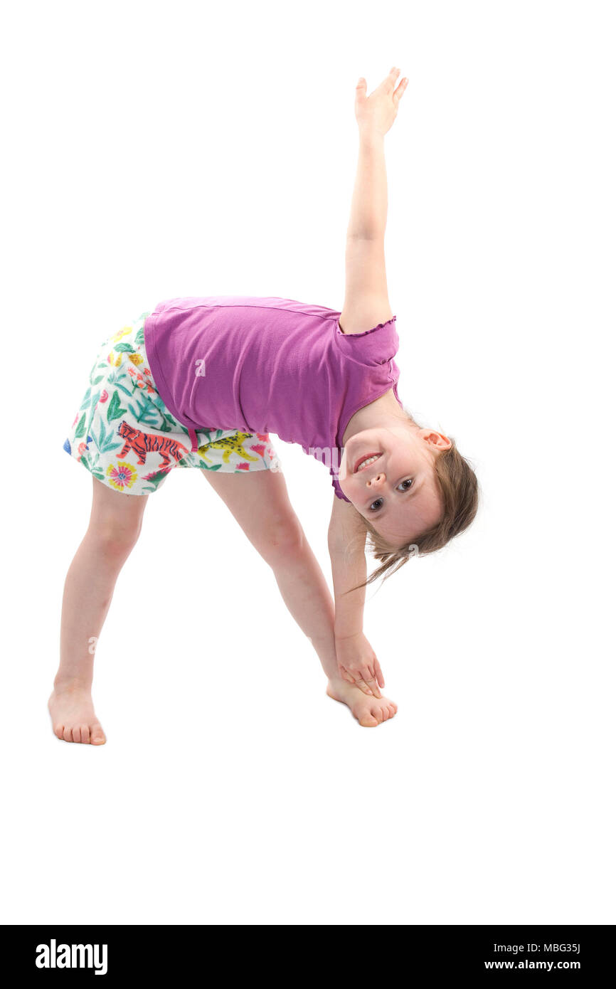 Jeune fille faisant le triangle en position de yoga sur fond blanc isolé Banque D'Images