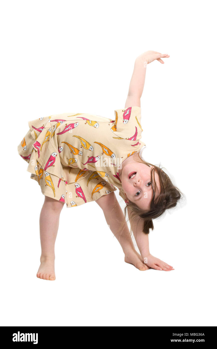 Jeune fille pratiquant le yoga isolées sur fond blanc Banque D'Images