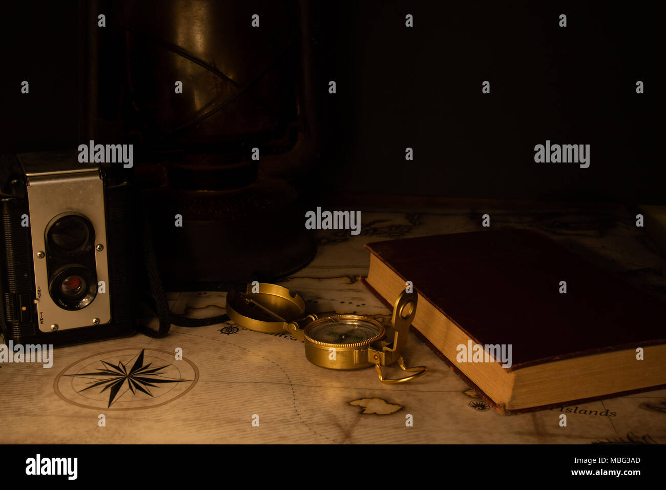 L'établissement the old camera, lanterne, boussole, journal et la carte. la planification d'un adventre Banque D'Images