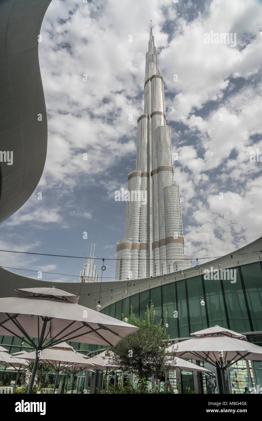 Le restaurant sur le toit de l'Opéra de Dubaï avec un trou dans le toit au centre-ville de Dubaï, aux Émirats arabes unis, au Moyen-Orient. Banque D'Images