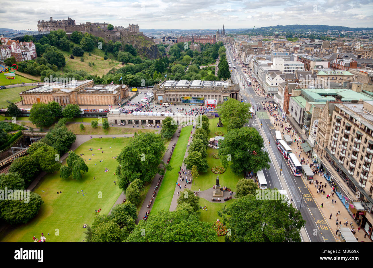 EDINBURGH, UK - Aug 9, 2012 : Vue aérienne de Princes Street Gardens le monticule et Princes Street pendant le Festival Fringe Banque D'Images