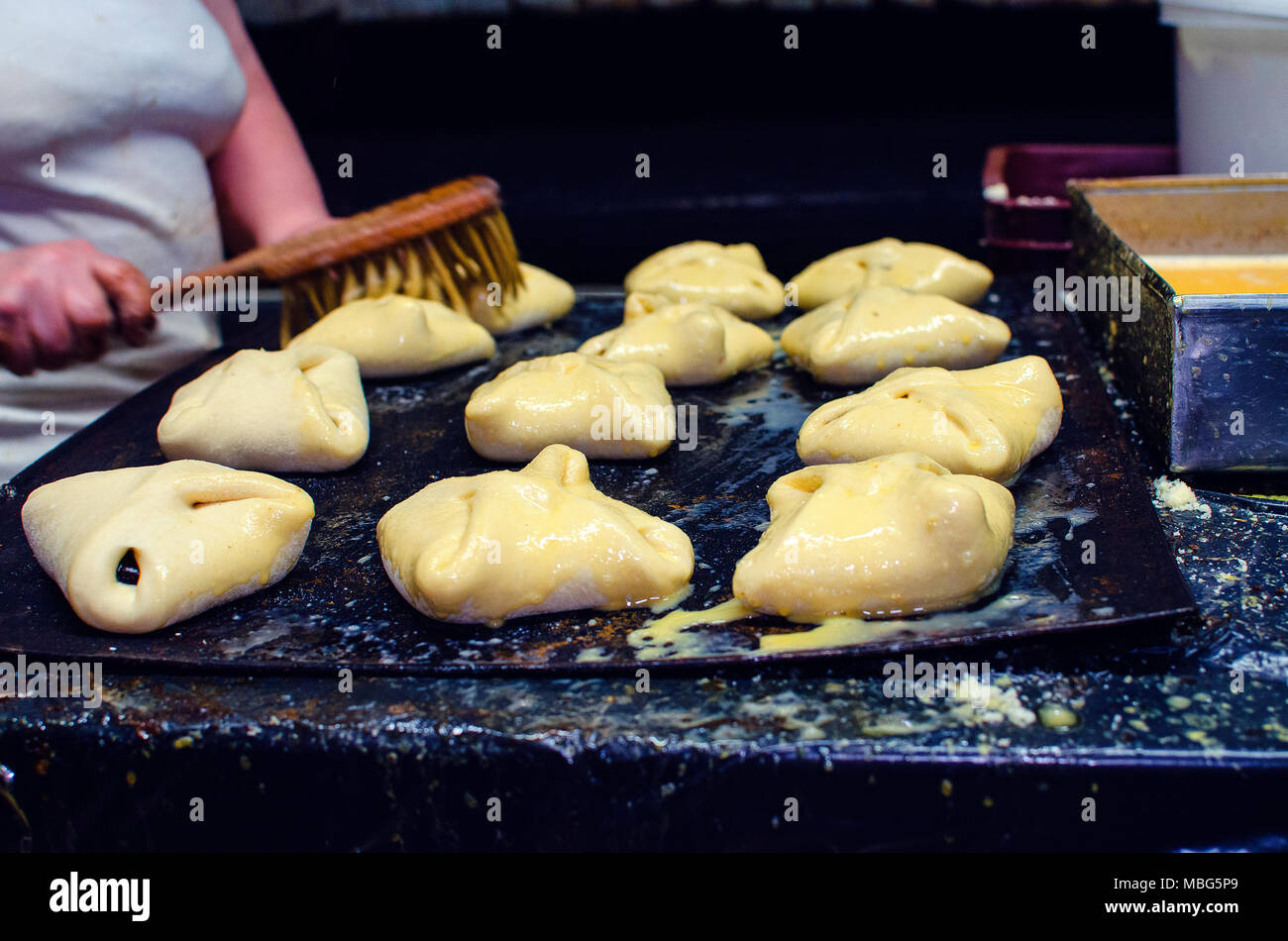 Pâtisserie, aller dans un grand four dans une grande boulangerie Banque D'Images