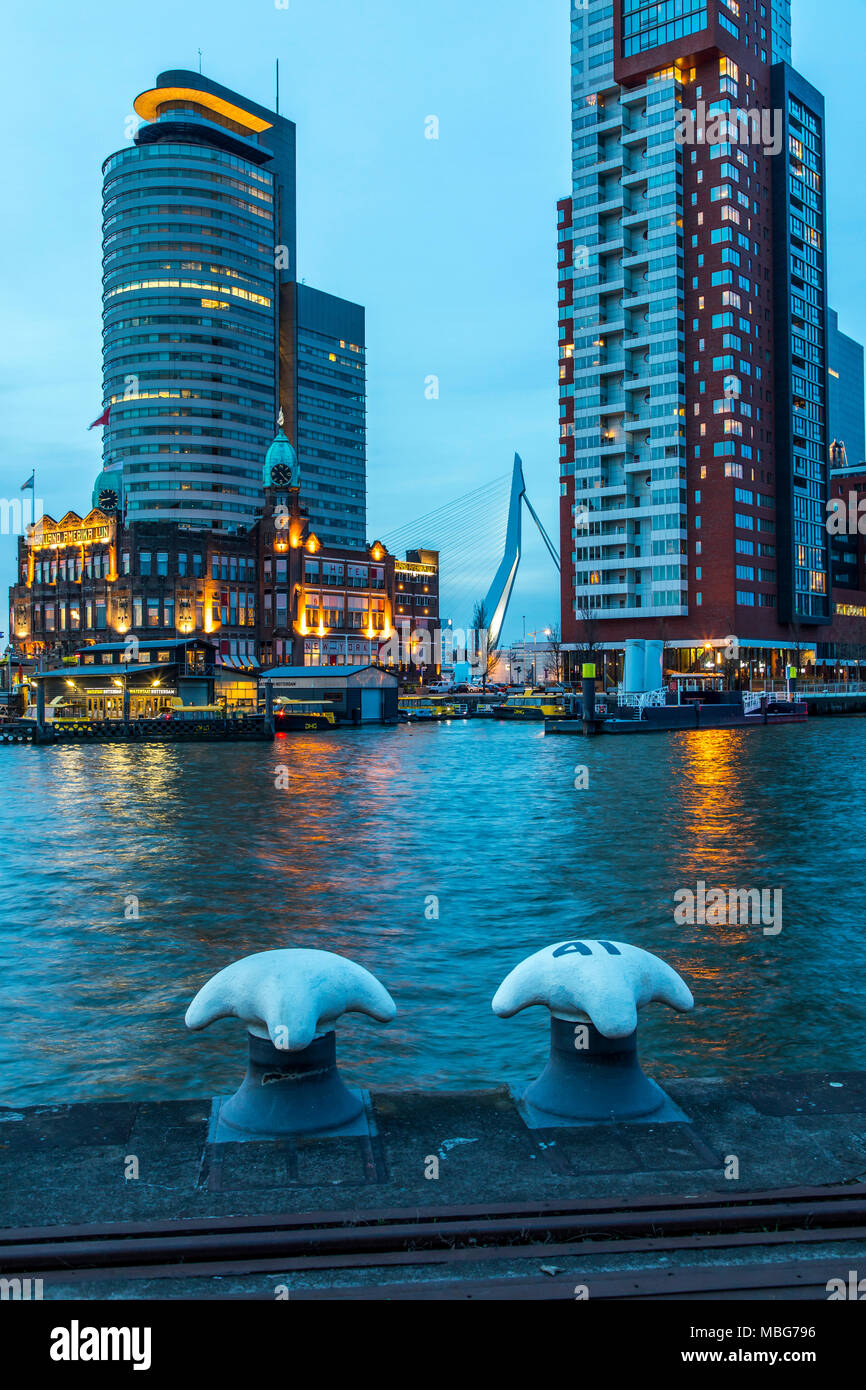 Die Skyline de Rotterdam, an der Nieuwe Maas, Fluss, Hochhäuser suis 'Kop van Zuid' Stadtteil, Surrey, Gebäude der ehemaligen Holland Amerika Lijn Banque D'Images