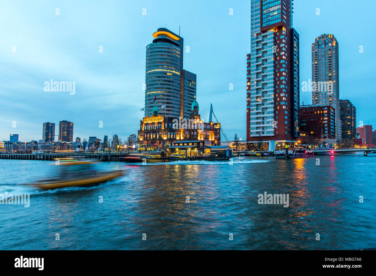 L'horizon de Rotterdam, à la Nieuwe Maas, rivière, des gratte-ciel au 'Kop van Zuid, quartier des Pays-Bas, Banque D'Images