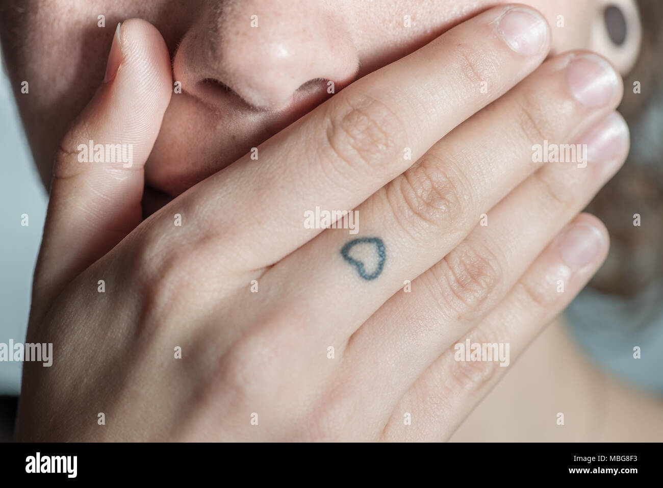 Une Femme Hispanique Couvre Sa Bouche Avec Sa Main Dans