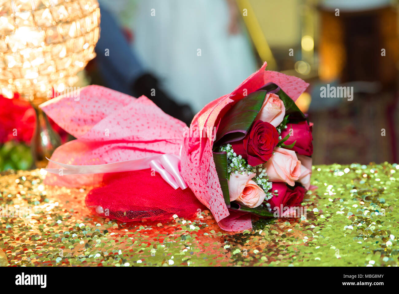 Le henné rouge bouquet de rose en rouge . Blured origines. Bouquet de luxe fait de roses rouges dans le magasin de fleurs Saint Valentin Bouquet de roses rouges Banque D'Images