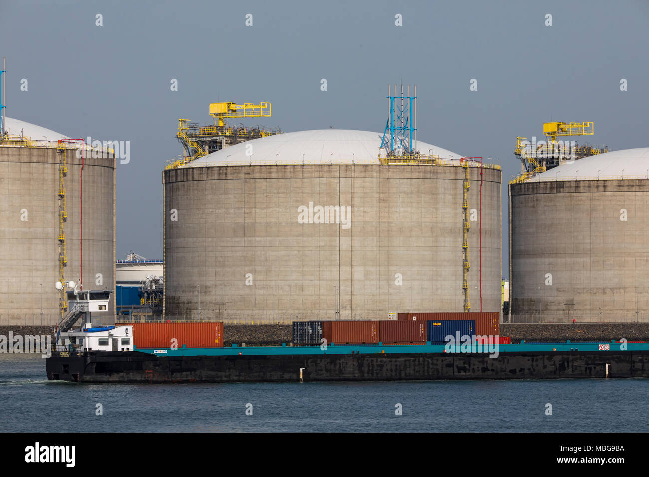 La marina de Rotterdam, Pays-Bas, port en eau profonde Maasvlakte 2, sur une terre créée artificiellement, en face de la côte d'origine, de grands réservoirs de Banque D'Images