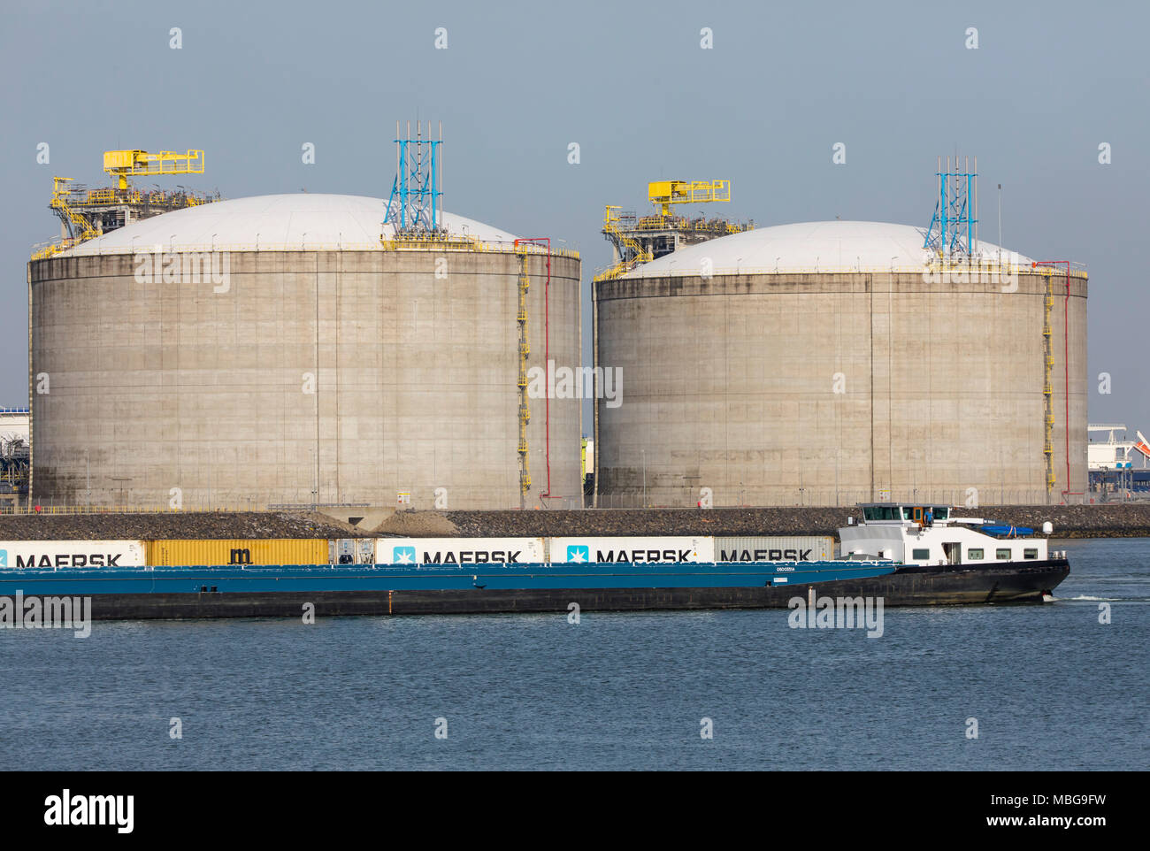 La marina de Rotterdam, Pays-Bas, port en eau profonde Maasvlakte 2, sur une terre créée artificiellement, en face de la côte d'origine, de grands réservoirs de Banque D'Images