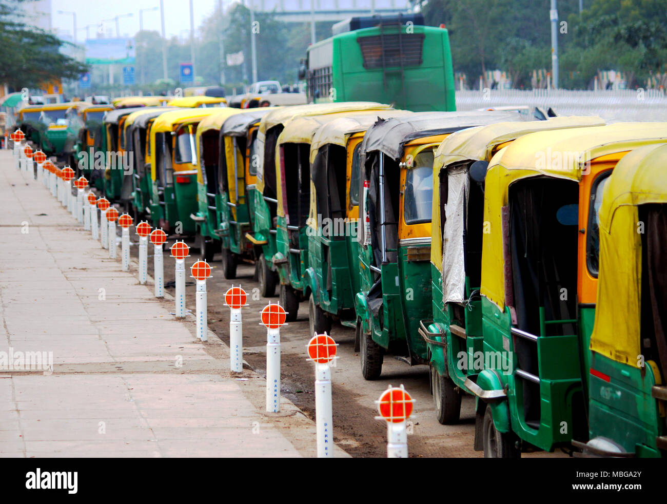Des files d'auto rickshaw à Delhi, en Inde. Auto rickshaw est considéré comme le principal moyen de transport en Inde. Banque D'Images