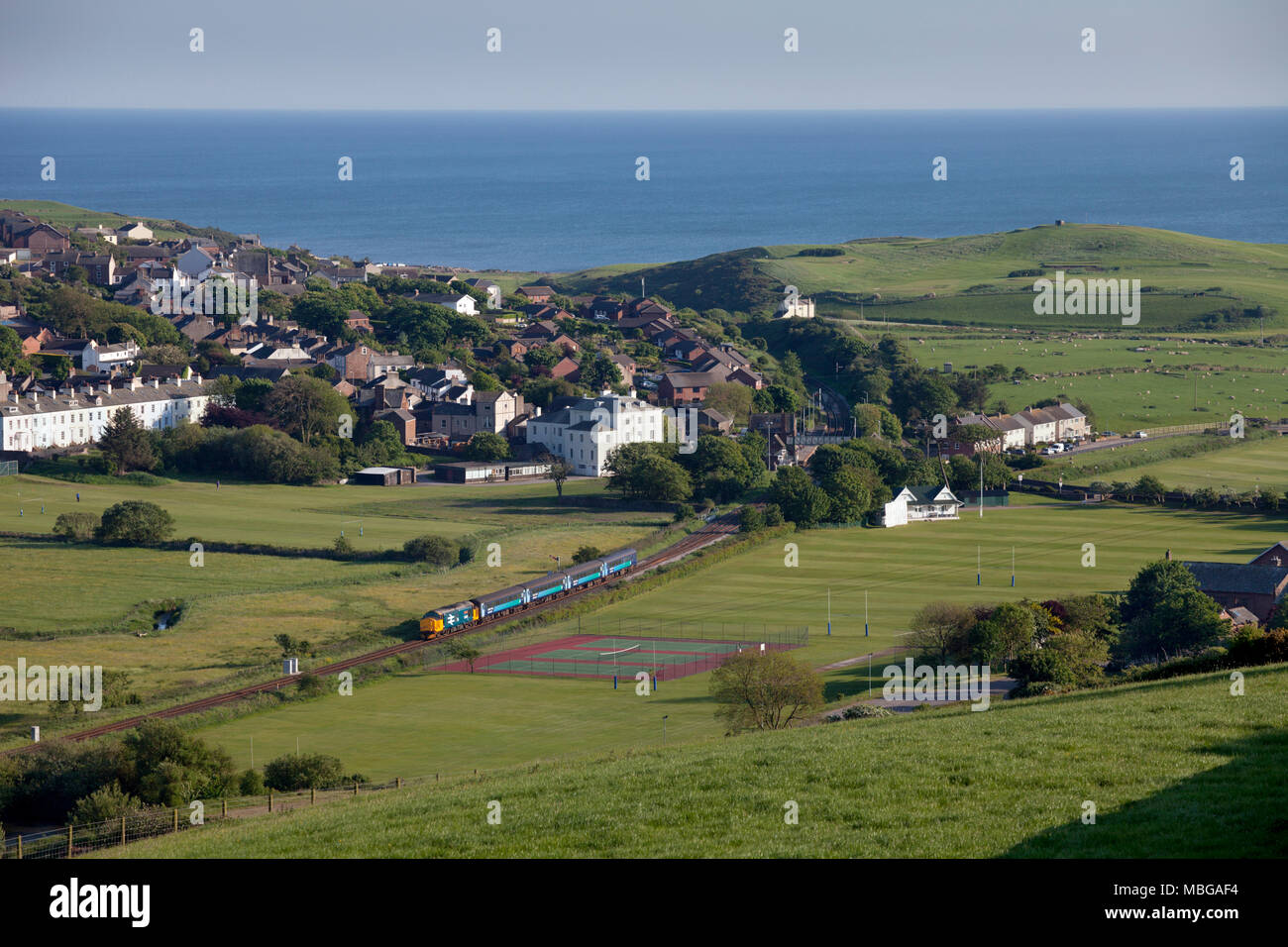 Northern rail train tiré par une locomotive classe 37 au St abeilles sur la ligne ferroviaire de la côte de Cumbria Banque D'Images