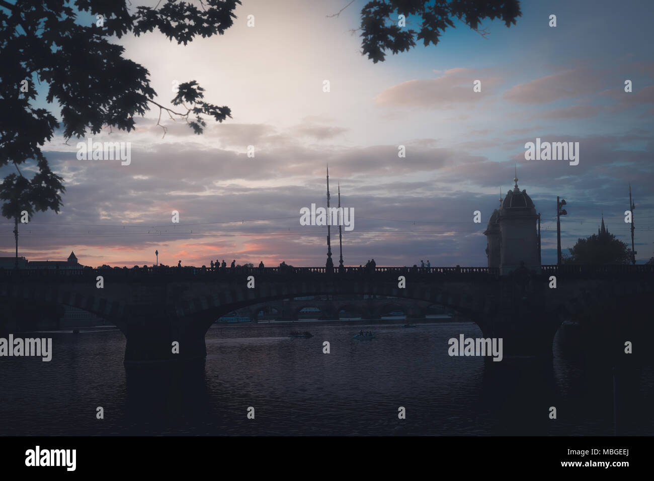 Silhouette de pont de la Légion. Prague, République tchèque. Banque D'Images