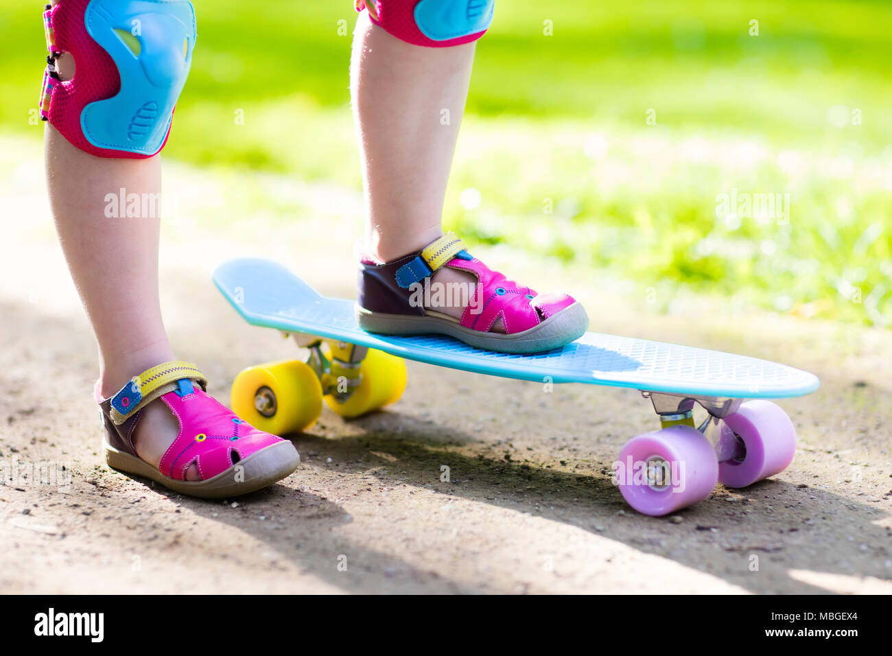 Child riding skateboard park en été. Petite fille à apprendre à faire du  vélo skate board. Sport actif à l'extérieur pour l'école et le jardin  d'enfants. Enfants skat Photo Stock - Alamy