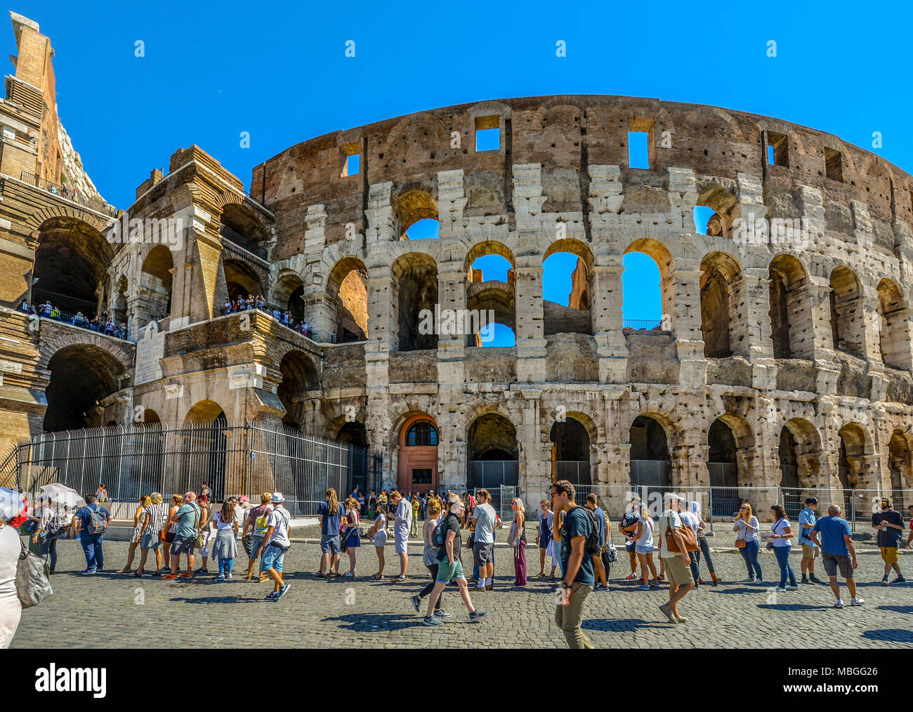 Les touristes jusqu'à l'extérieur de l'ancienne ligne arène Colisée à Rome Italie sur un jour d'été ensoleillé Banque D'Images