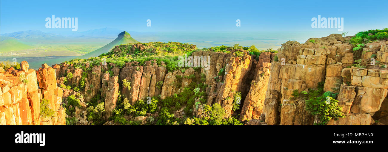 Panorama de Camdeboo Parc National Vallée de la désolation, de Eastern Cape Karoo, près de la ville de Graaff-Reinet, Afrique du Sud. La saison d'été. Ciel bleu. Bannière avec copie espace. Banque D'Images