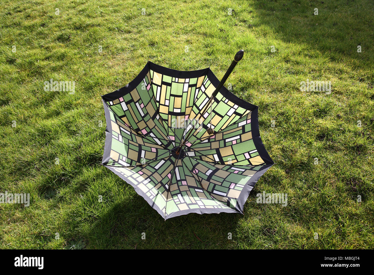 Vintage années 50 parapluie avec poignée en bois relié en cuir Banque D'Images