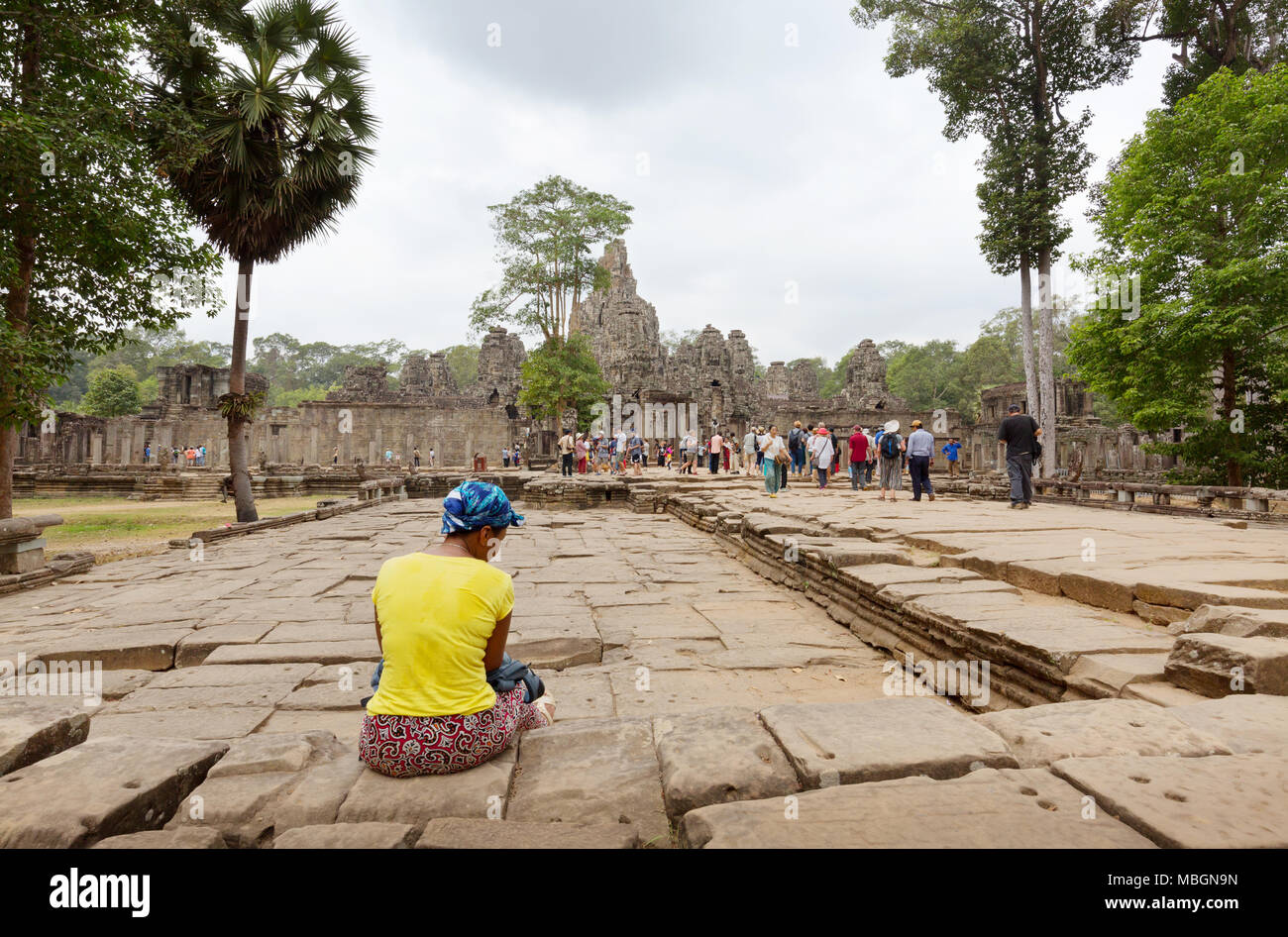 Avis de touristes au temple Bayon, Angkor Thom, Angkor, site du patrimoine mondial de l'Asie Cambodge Banque D'Images