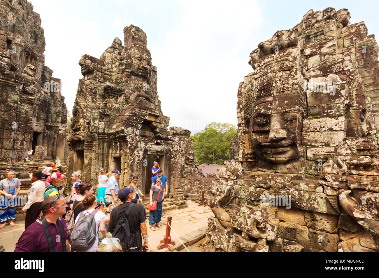 Avis de touristes au temple Bayon, Angkor Thom, Angkor, site du patrimoine mondial de l'Asie Cambodge Banque D'Images