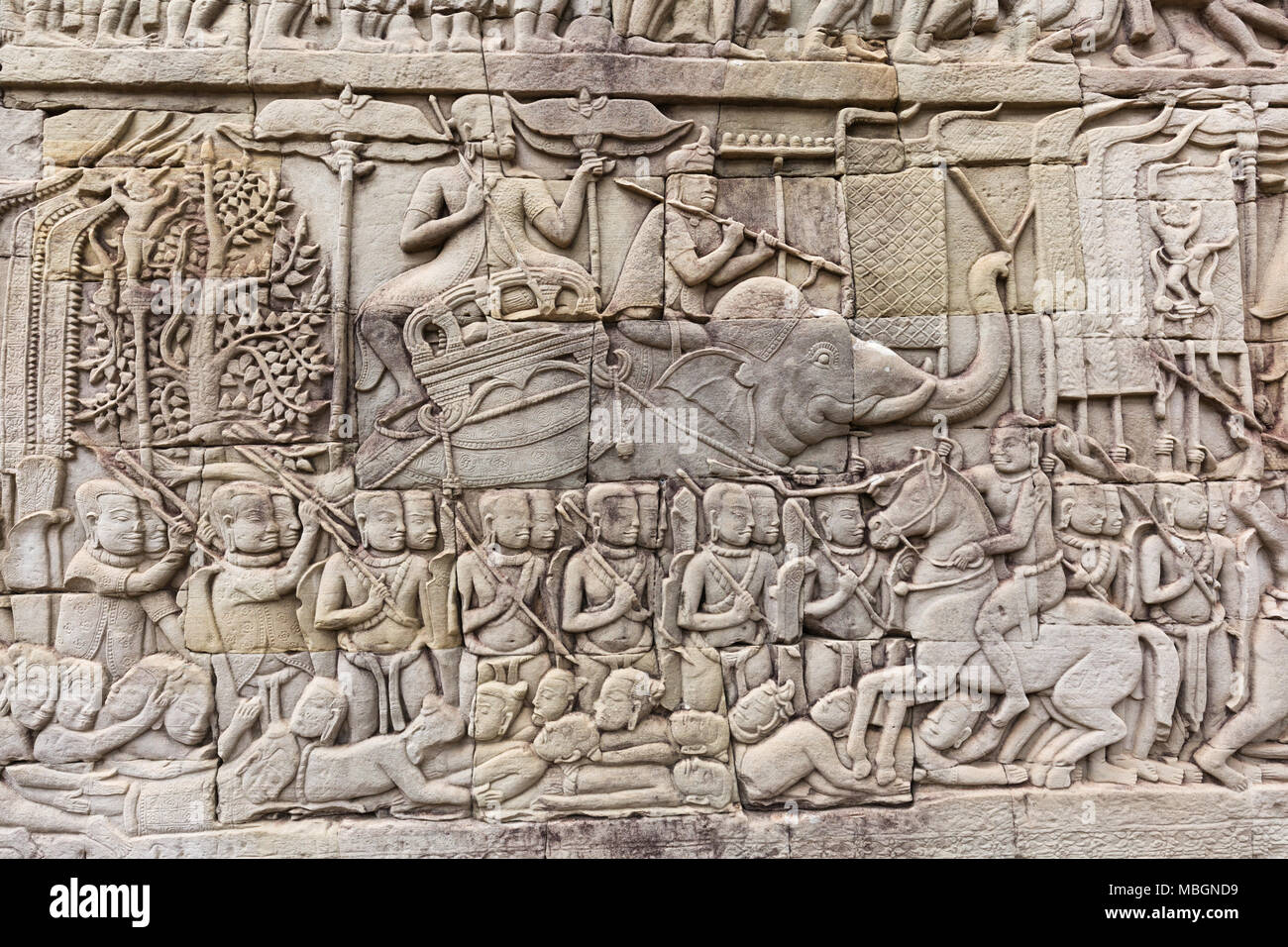 Sculptures anciennes d'une scène de bataille entre les Khmers et les peuples autochtones, Jain temple Bayon, Angkor Thom, Angkor, site du patrimoine mondial de l'Asie Cambodge Banque D'Images