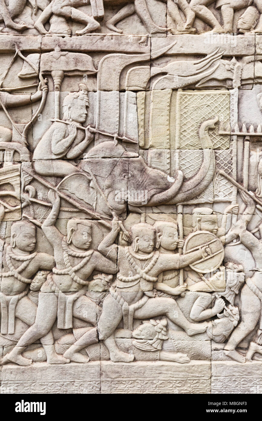 Sculptures anciennes d'une scène de bataille entre les Khmers et les peuples autochtones, Jain temple Bayon, Angkor Thom, Angkor, site du patrimoine mondial de l'Asie Cambodge Banque D'Images