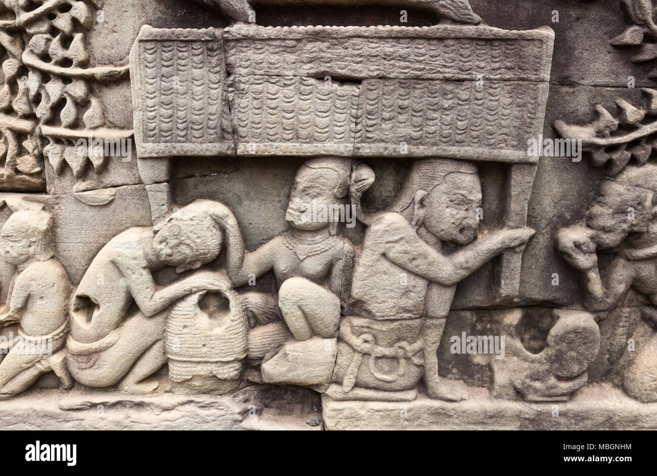 Close up detail des figures en sculptures khmer ancien au temple Bayon, Angkor Thom, la province de Siem Reap Cambodge Asie Banque D'Images