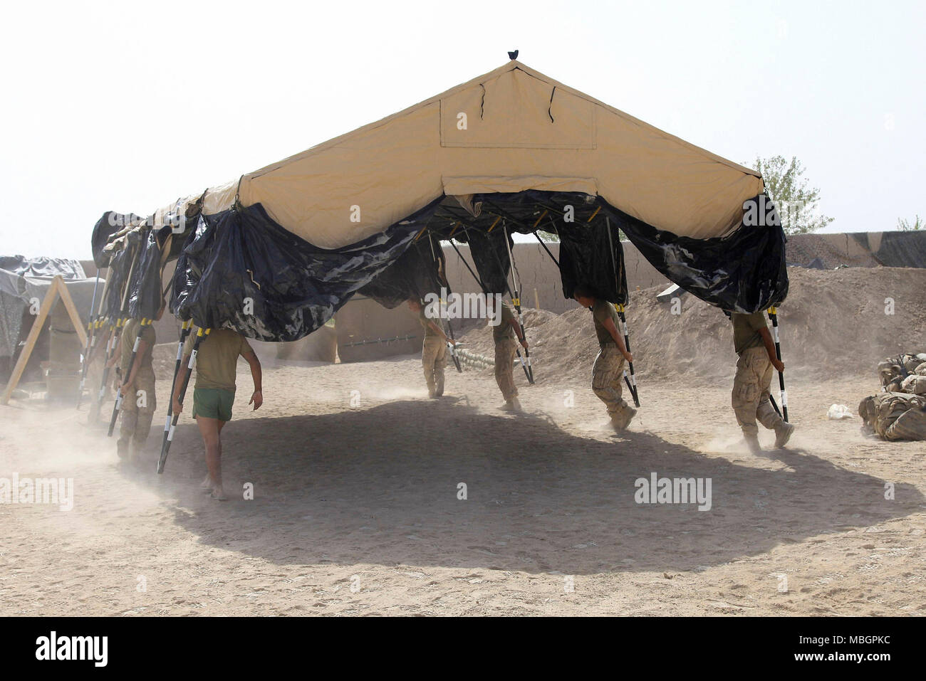 Marines provisoires portent une maison mobile Banque D'Images