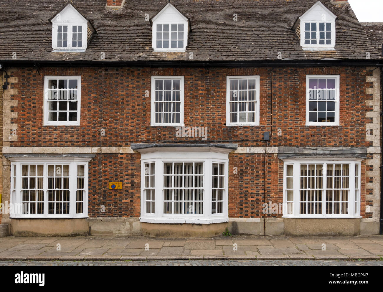 Ancien à carreaux rouge et bleu de la baie de brique façade bâtiment classé Grade II, l'école privée d'Oakham, Rutland Oakham, UK Banque D'Images