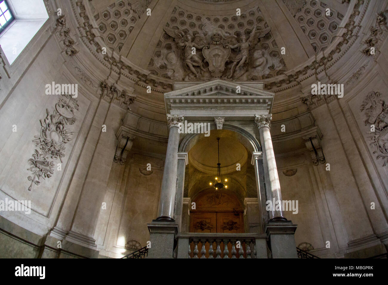 04.03.2018 - Stockholm, Suède : Intérieur et Wall Design Armoiries royales à l'intérieur d'une salle en forme de dôme dans le Palais Royal de Stockholm Banque D'Images