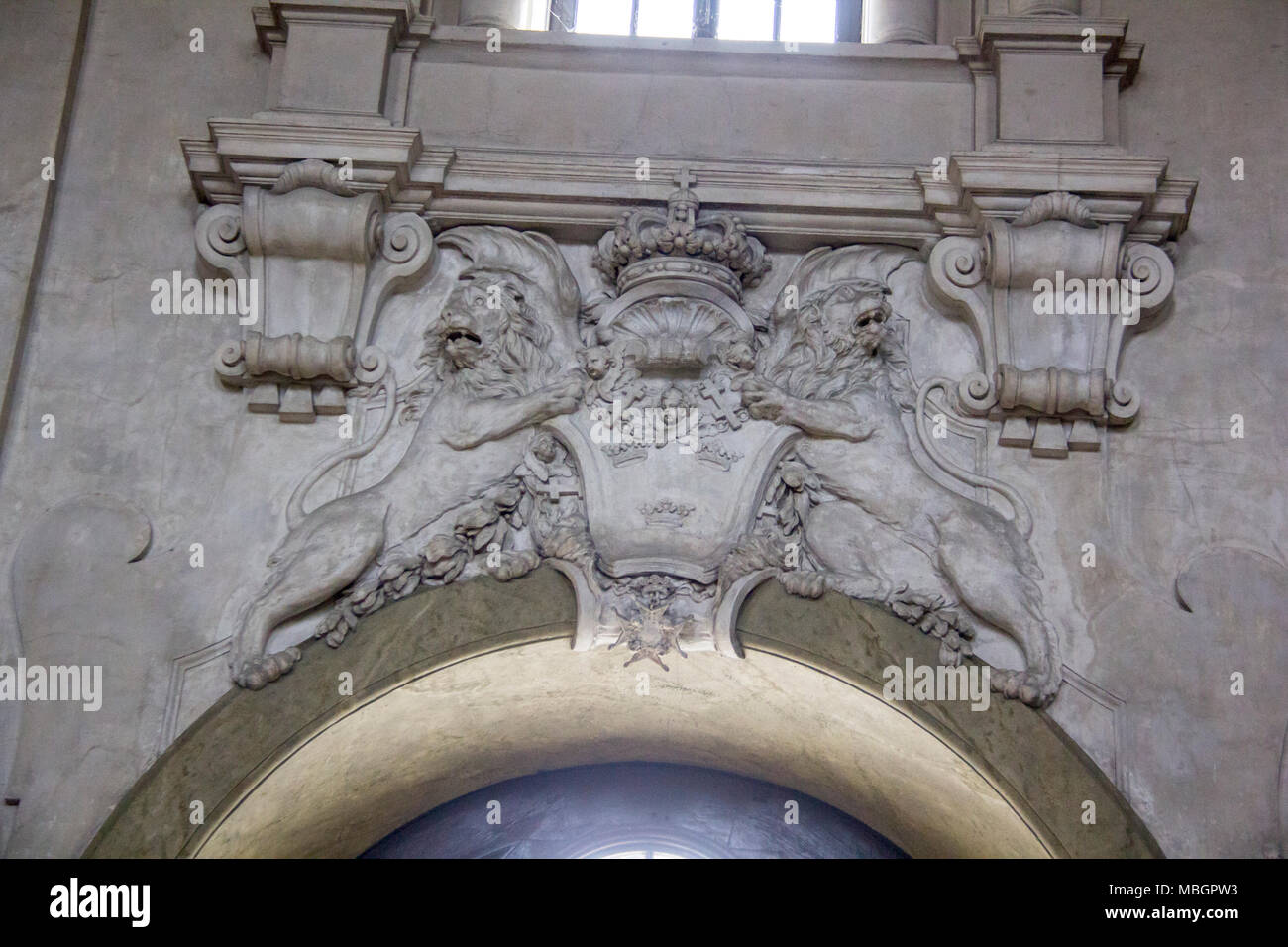 04.03.2018 - Stockholm, Suède : Intérieur et Wall Design Armoiries royales à l'intérieur d'une salle en forme de dôme dans le Palais Royal de Stockholm Banque D'Images